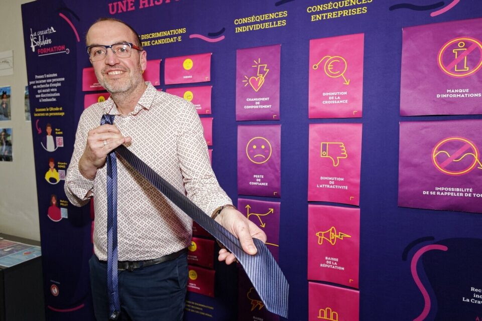 L'association La Cravate Solidaire propose gratuitement des ateliers, offre des vêtements et une photo numérique pour mettre toutes ses chances de son côté. Explications.